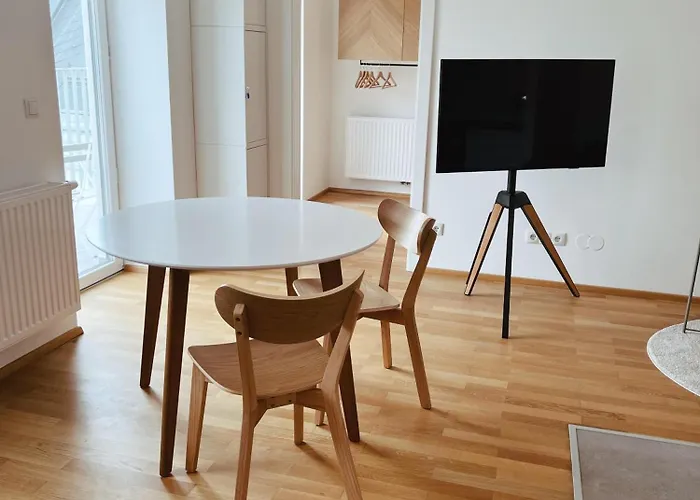 Brunnenmarkt Balcony Apartment *